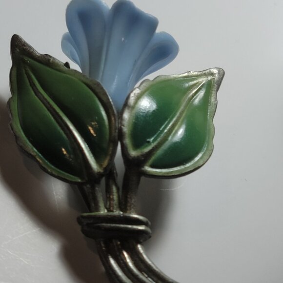Unsigned Antique Tulip with center Pearl and Tulip is made of Hard Plastic - Picture 5 of 9